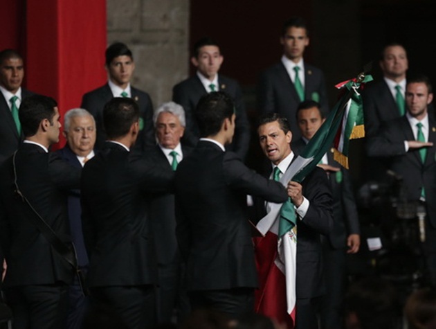 Tổng thống Mexico Piena trao cờ cho thủ quân Rafael Marquez trước World Cup 2014.