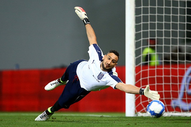 Thủ môn Gianluigi Donnarumma (AC Milan - 18 tuổi): Sao trẻ người Italy đã khiến CLB chủ quản phải quay như chong chóng trong kỳ chuyển nhượng hè vừa qua. Milan đã phải dùng mức đãi ngộ kỷ lục kèm lời hứa về tấm băng đội trưởng mới có thể thuyết phục "tiểu Buffon" ở lại San Siro.