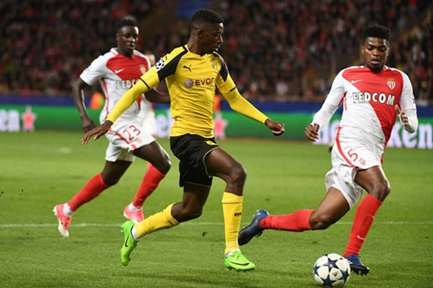 Dembele (áo vàng) luôn tạo ra nhiều cơ hội cho đồng đội.