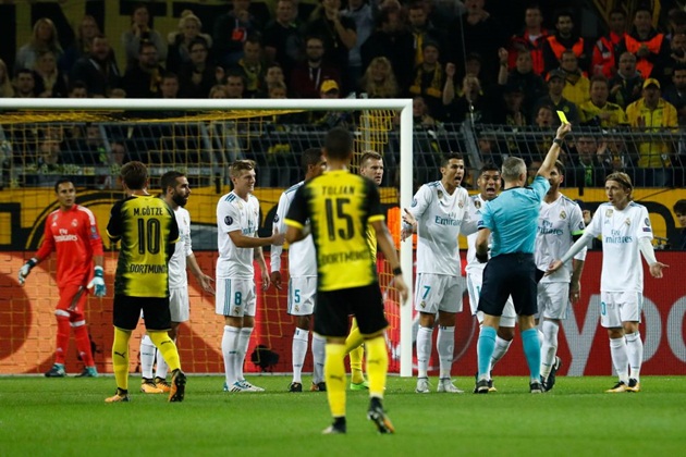 Các đồng đội bức xúc "kêu oan" giúp Modric.