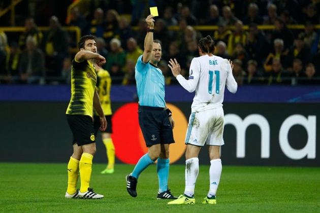 Trước đó ở phút 29, Gareth Bale cũng phải nhận thẻ vàng khá oan uổng. Trong pha tranh chấp trên không, Bale quờ tay sang phía đội trưởng Dortmund nhưng đã kịp rụt lại để tránh phạm lỗi. Tuy nhiên, trọng tài vẫn quyết định xử phạt cầu thủ Real.