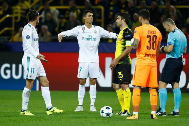 Ronaldo tỏ ra khá bức xúc với quyết định của trọng tài.