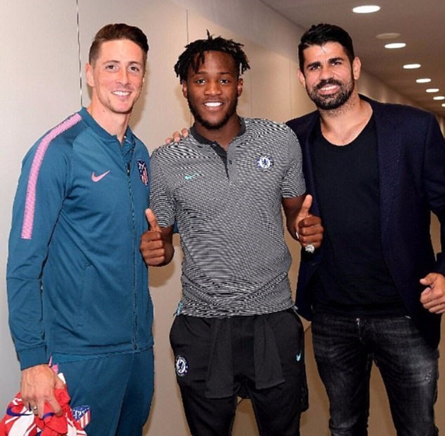 Trên trang cá nhân, Michy Batshuayi vui mừng khoe bức ảnh chụp cùng cựu tiền đạo của Chelsea là Fernando Torres và Diego Costa - cả hai hiện thuộc biên chế Atletico Madrid (Tây Ban Nha).