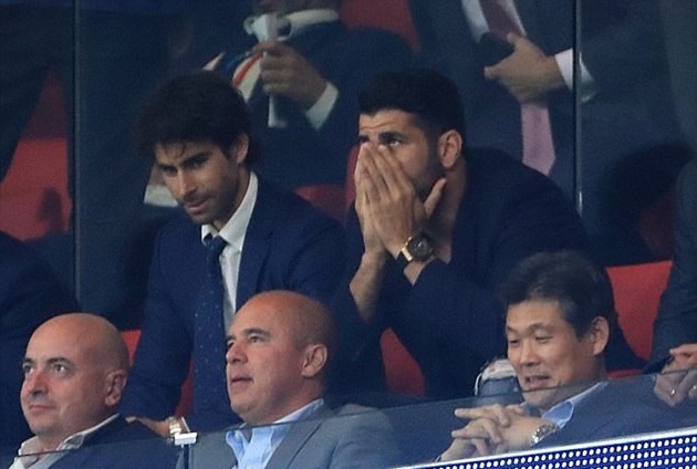 Diego Costa trầm ngâm khi Atletico Madrid thất bại trước Chelsea. Dù có bàn mở tỷ số nhờ công của Griezmann từ chấm 11 m, đội bóng do HLV Diego Simeone dẫn dắt vẫn thua 1-2 trước đội bóng Anh, đồng thời nhận thất bại đầu tiên tại Champions League kể từ tháng 9/2015.