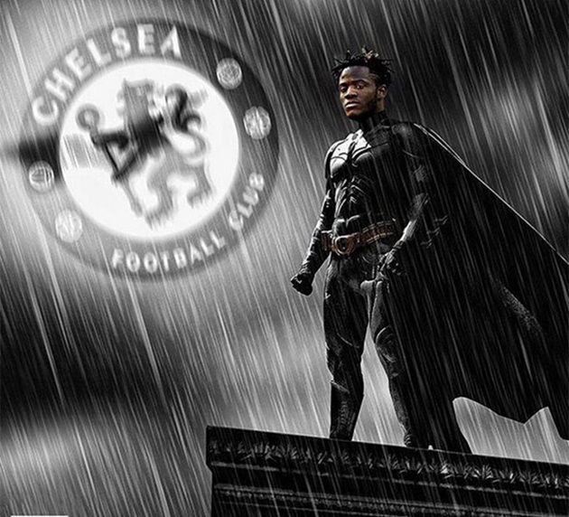 Trong khi đó, Michy Batshuayi vui mừng đăng tải hình ảnh trong trang phục người dơi trên trang cá nhân kèm dòng chia sẻ: "Khi trận đấu kéo dài đến phút 94, cần chiến thắng, hãy gọi tôi Batman".