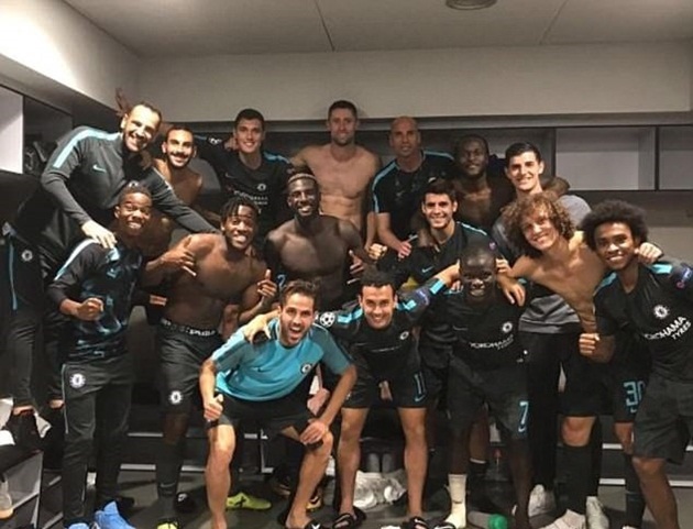 Các cầu thủ Chelsea chụp ảnh ăn mừng chiến thắng trong phòng thay đồ. Ngay sau đó, thầy trò huấn luyện viên Conte trở lại Anh để chuẩn bị cho trận đấu quan trọng thuộc vòng 7 Premier League gặp Man City diễn ra cuối tuần này.