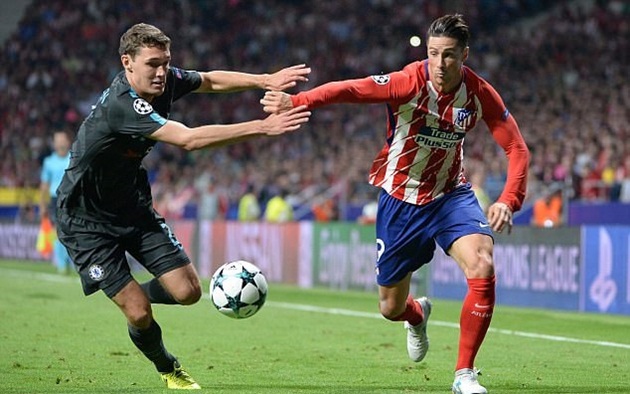 Ở trận gặp lại đội bóng cũ Chelsea, tiền đạo Fernando Torres được đưa vào sân thế chỗ của Carrasco trong hiệp 2, nhưng không thể giúp Atletico Madrid có bàn thắng.