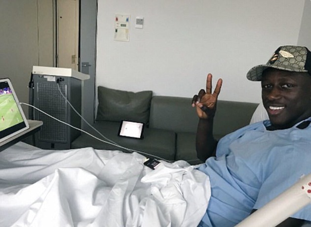 Benjamin Mendy xem trận đấu giữa Man City và Chelsea qua máy tính bảng, ăn mừng chiến thắng của Man xanh.