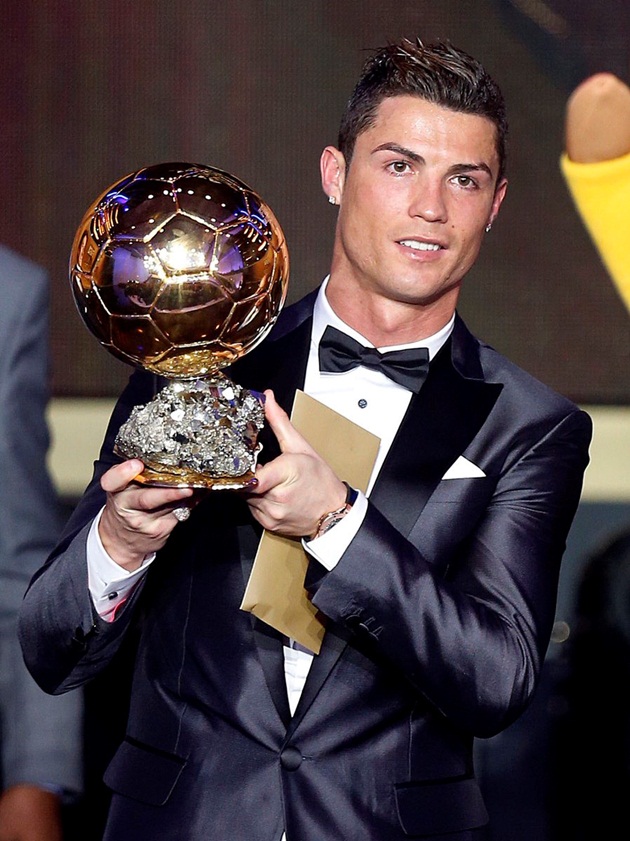 Theo thông tin từ báo chí Tây Ban Nha, Ronaldo đã gửi tặng Quả bóng vàng cho buổi đấu giá của quỹ từ thiện Make-A-Wish. Quỹ này chuyên giúp đỡ trẻ em bệnh tật thực hiện ước mơ. Pep Guardiola và HLV Jose Mourinho cũng đóng góp mỗi người 30.000 euro cho sự kiện. Buổi đấu giá của tổ chức Make-A-Wish là sự kiện từ thiện lớn nhất tại London.