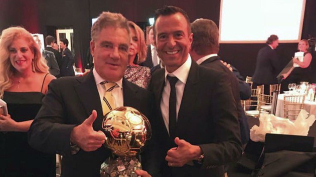 Tỷ phú giàu nhất Israel, ông Idan Ofer (người bên trái) đã mua lại Quả bóng vàng của Ronaldo với giá 600.000 euro. Số tiền được chuyển thẳng vào tài khoản của quỹ Make-A-Wish.
