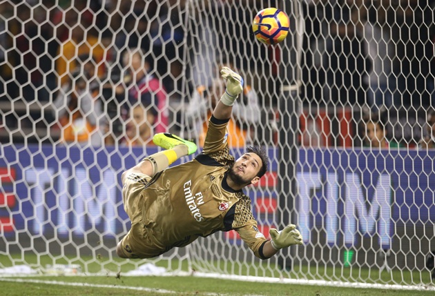 Donnarumma cản phá thành công quả 11m của Dybala.