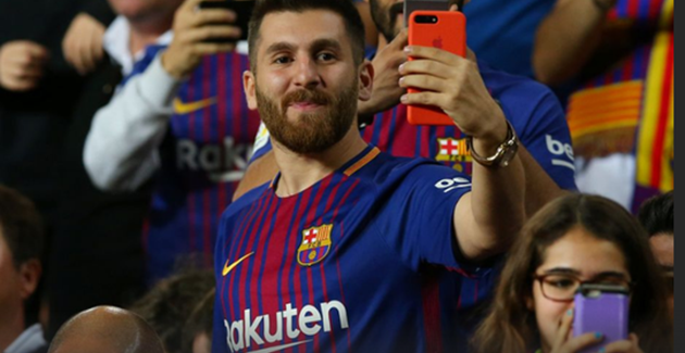 Riza Parstish trên khán đài Nou Camp tối 21-10.