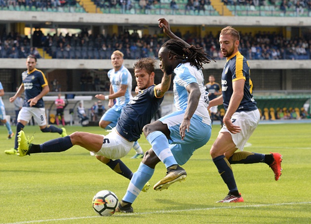 Hellas Verona (áo xanh đen) bổ sung nhiều tân binh nhưng 'thừa lượng, thiếu chất'.