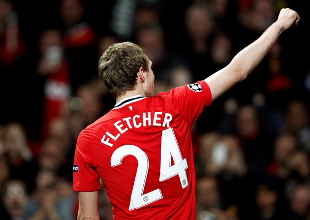 9. Darren Fletcher: Chưa bao giờ được coi là ngôi sao hàng đầu tại MU nhưng ngày chia tay Fletcher, rất nhiều fan Quỷ đỏ đã rơi nước mắt. Anh là biểu tượng cho sự nỗ lực không biết ngừng nghỉ, một chiến binh quả cảm luôn chiếm trọn niềm tin từ huấn luyện viên Sir Alex Ferguson. Tốt nghiệp học viện của MU năm 2000, Darren Fletcher đã trải qua 342 trận đấu trong màu áo đỏ suốt 12 năm và giành vô số danh hiệu, đỉnh cao là chiếc cúp Champions League năm 2008 cùng 5 lần vô địch Ngoại hạng Anh.