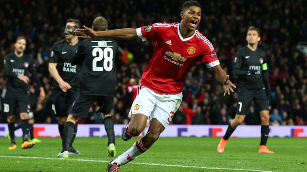 8. Marcus Rashford: Tính riêng trong vòng một thập kỷ trở lại đây, thật khó để tìm cái tên nào trưởng thành từ lò đào tạo MU xuất sắc hơn Marcus Rashford. Chỉ vừa bước sang 19 tuổi nhưng Rashford đã nổ súng trong mọi trận ra mắt của anh trên tất cả các đấu trường, kể cả trong màu áo Tam sư. Được thi đấu dưới sự dẫn dắt của một huấn luyện viên rất "mát tay" với tiền đạo như Jose Mourinho sẽ giúp Rashford tiến bộ nhiều trong tương lai.