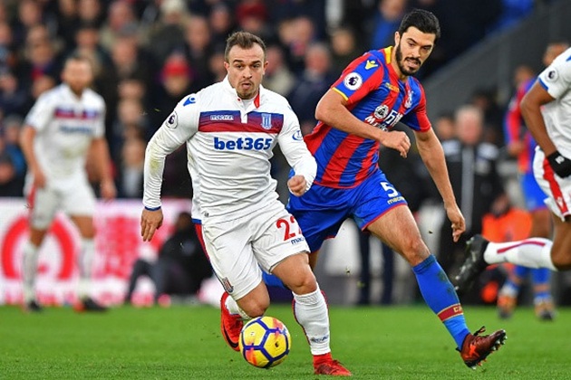 Đối thủ của "Đại bàng xanh", đội khách Stoke City cũng không có được phong độ ổn định. Đoàn quân của HLV Mark Hughes mới có 13 điểm sau 12 vòng và chỉ cách nhóm xuống hạng 3 điểm.