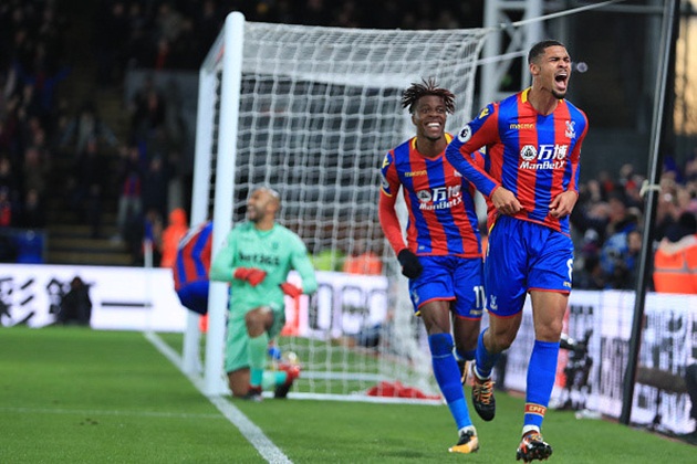 Niềm vui của NHM đội khách chỉ kéo dài trong 3 phút. Cầu thủ thuộc biên chế Chelsea, Ruben Loftus-Cheek gỡ hòa cho Crystal Palace bằng một cú dứt điểm cận thành không cho thủ môn Lee Grant một cơ hội cản phá.