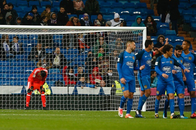 Những khán đài trống vắng sau khung thành thủ môn Keylor Navas.