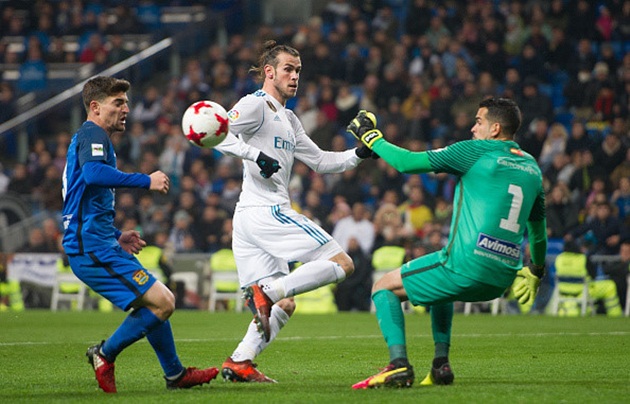 7 phút sau, Gareth Bale tiếp tục có pha xử lý tinh tế vượt qua sự kèm cặp của các hậu vệ đội khách nhưng lại không thắng được chốt chặn cuối cùng là thủ môn Freixanet.