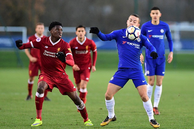 Tiền vệ tấn công người Bỉ được xếp thi đấu ở đội trẻ Chelsea để mài giũa thêm.