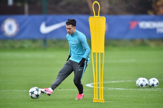 Trong khi cậu em trai đứng trước cơ hội lần đầu khoác áo The Blues, Eden Hazard đã là trụ cột khó thay thế trong đội hình của HLV Antonio Conte. Kể từ đầu mùa, ngôi sao 26 tuổi đã đóng góp 8 bàn thắng và 4 đường kiến tạo sau 18 lần ra sân.