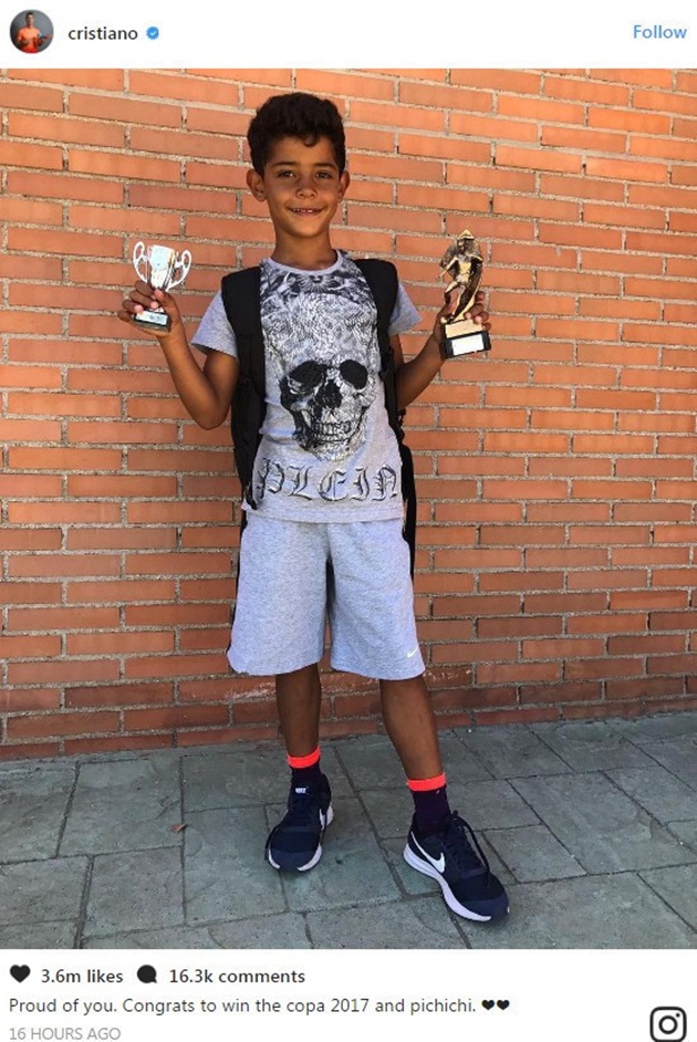 Mới 6 tuổi nhưng Ronaldo Jr đã sớm bộc lộ tài năng thiên bẩm ở bộ môn thể thao vua. Cậu nhóc đã ghi bàn ở ngay màn ra mắt, thậm chí còn khiến người hâm mộ trầm trồ với khả năng sút phạt không thua gì người cha nổi tiếng. Hồi tháng 6 vừa qua, cậu cả nhà Ronaldo từng khiến người hâm mộ trầm trồ khi khoe cú đúp danh hiệu vô địch và vua phá lưới ở giải đấu mà cậu bé tham dự.