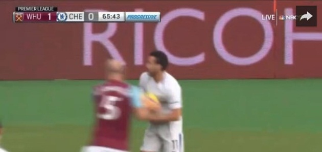 Pedro giải thích với trọng tài rằng quả bóng bị ướt khiến anh tuột tay. Người điều khiển trận đấu chấp nhận và cho cầu thủ của Chelsea thực hiện lần hai. Nhưng hậu vệ Zabaleta xông đến cướp bóng vì cho rằng West Ham của anh ta đáng được giành lại quyền ném biên từ phía Chelsea.