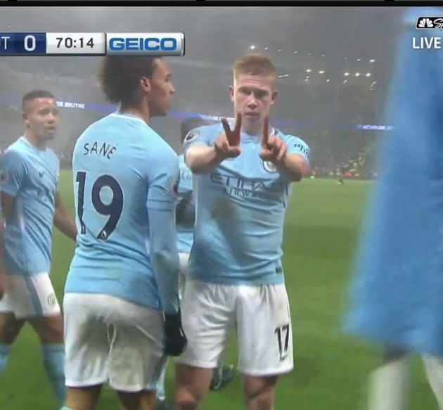 Sau khi ghi bàn vào lưới Tottenham, tiền vệ Kevin de Bruyne giơ 2 ngón tay phải và 1 ngón tay trái. Nhiều CĐV nói anh giễu nhại trận thua MU tuần trước, tuy nhiên thực tế thì De Bruyne tri ân David Silva (số áo 21).