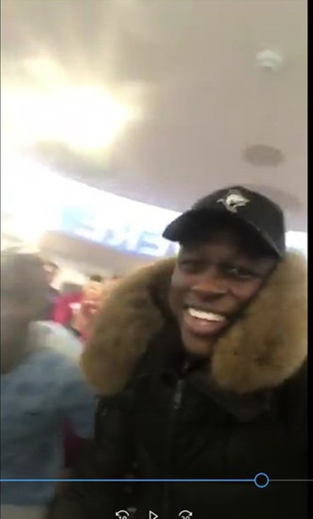 Một đoạn video tự quay của Benjamin Mendy cho thấy cầu thủ Man xanh hát: "Dựng xe buýt, dựng xe buýt" ám chỉ chiến thuật của MU. CĐV của Man City cũng từng hát bài này trên sân Old Trafford.