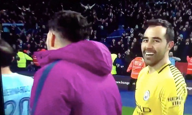 Thủ thành Claudio Bravo tươi cười ăn mừng với đồng đội sau khi đẩy được quả luân lưu của Riyad Mahrez.