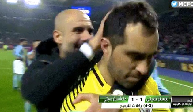 Nhưng nụ cười trên khuôn mặt Bravo nhanh chóng vụt tắt khi ông thầy Pep Guardiola tiến đến chúc mừng. Thủ thành người Chile mím môi, khuôn mặt bộc lộ sự khó chịu và quay đi rất nhanh, không ăn mừng với Pep.
