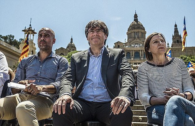 Pep Guardiola và người đứng đầu xứ Catalan Carles Puigdemont.
