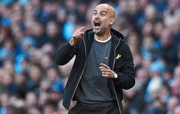Guardiola với chiếc nơ vàng trên áo.