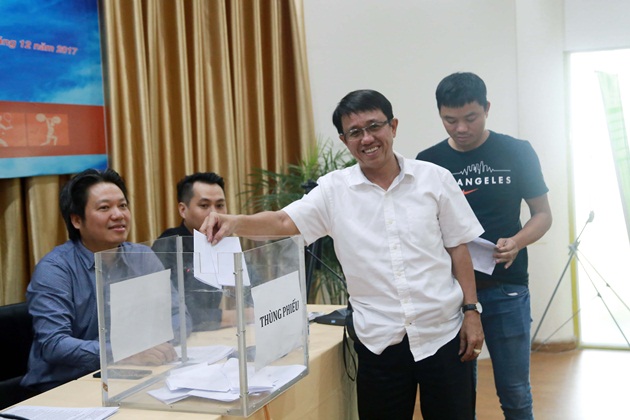 Nhà báo Lê Tuấn bỏ phiếu bầu chọn.