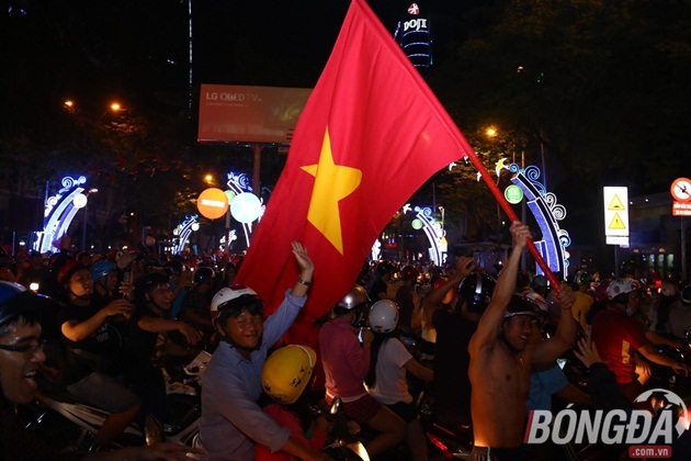 NHM đổ ra đường ăn mừng chiến tích lịch sử của U23 Việt Nam - Bóng Đá