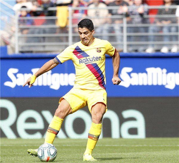 Barcelona: Fans hoping Luis Suarez’s injury means he will be out for a while - Bóng Đá