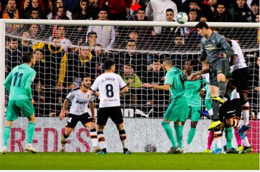 Real Madrid level late with Valencia after Courtois header leads to Benzema equaliser - Bóng Đá