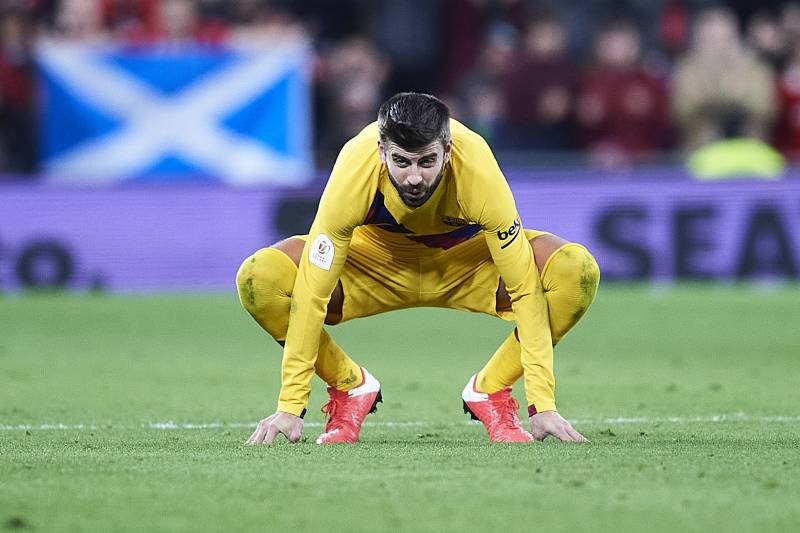 Pique lãnh 15 thẻ vàng - Bóng Đá