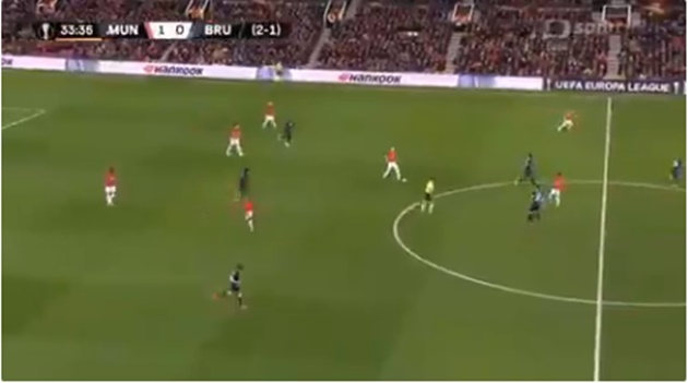 5. Odion Ighalo vs Club Brugge. Ighalo đã có bàn thắng đầu tiên tại Man Utd bằng cú dứt điểm thành công trong màn đối đầu với Brugge hồi cuối tháng Hai. Pha lập công cho thấy khả năng chọn vị trí tuyệt vời đến từ tiền đạo người Nigeria.