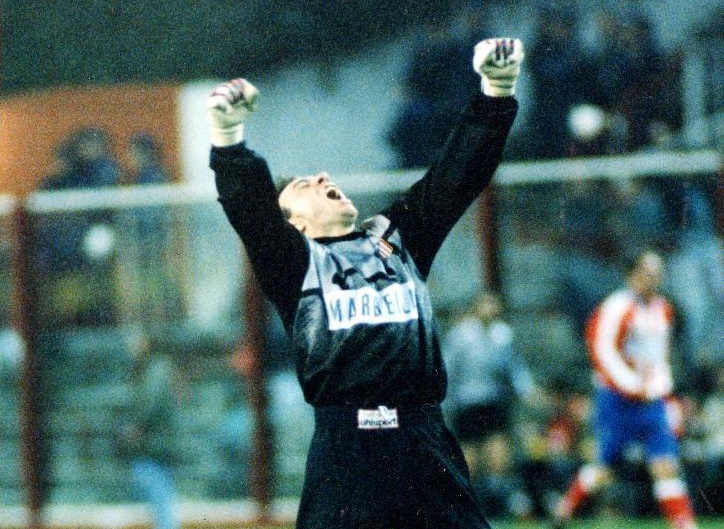 Abel Resino (1986 - 1995). Resino đến Atletico vào năm 1986 và đi vào lịch sử câu lạc bộ với thành tích 1.275 phút không để thủng lưới. Ông cũng đã giành được Copa del Rey hai lần và sở hữu một chiếc Cúp Zamora.