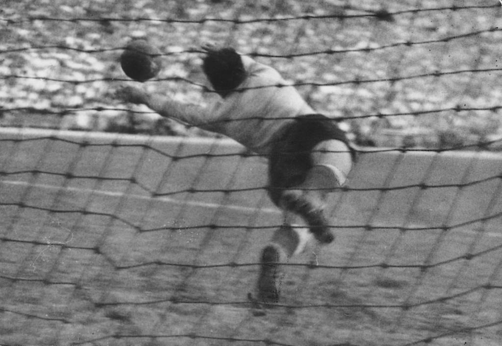Marcel Domingo (1948 - 1951). Marcel Domingo gia nhập Atletico từ Stade Francais vào năm 1948 và giành được các danh hiệu La Liga vào mùa giải 1949/50 và 1950/51. Ông cũng giành được giải thưởng Zamora (thủ môn xuất sắc nhất La Liga) trong thời gian này.
