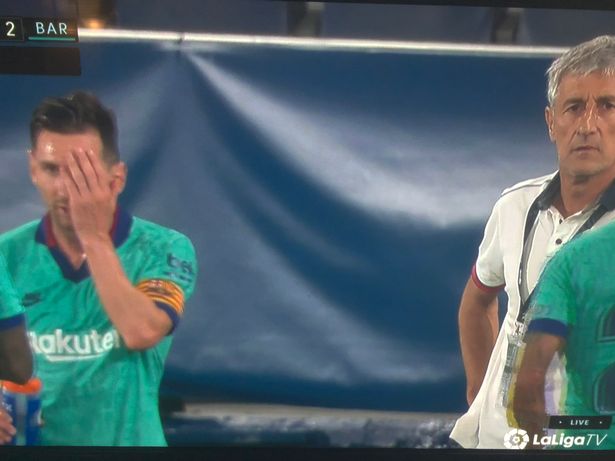 Lionel Messi and Quique Setien in fresh awkward exchange during drinks break - Bóng Đá