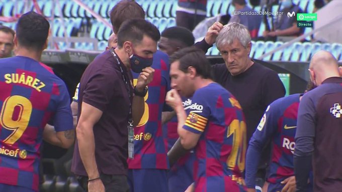 Lionel Messi and Quique Setien in fresh awkward exchange during drinks break - Bóng Đá