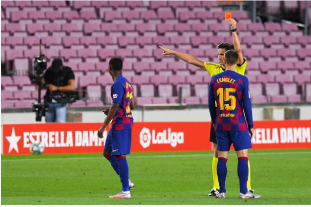 Barcelona star sent off after VAR review vs Espanyol - Bóng Đá