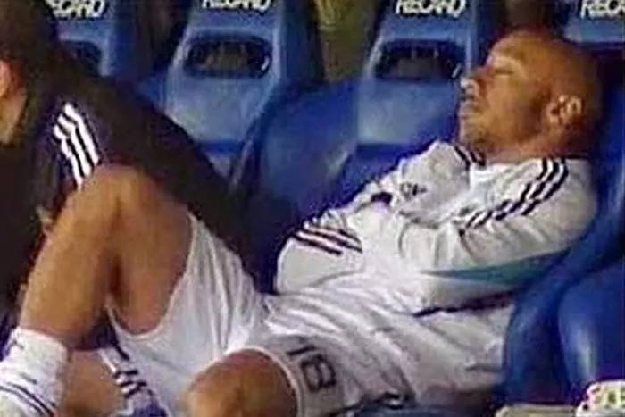 Bale seen taking a nap in the stands during Alaves clash - Bóng Đá
