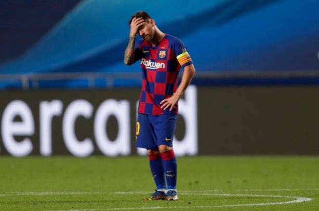Messi cuts a devastated figure in the Barcelona dressing room - Bóng Đá