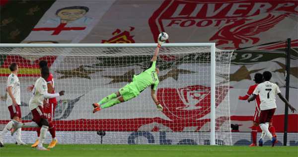 Arsenal fans go wild for Ainsley Maitland-Niles' coolly-taken penalty as he laughs after beating Liverpool's Adrian - Bóng Đá