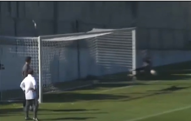 Courtois in top form during Real Madrid shooting drill - Bóng Đá