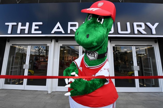 Angry Arsenal fans set up fundraising page for sacked mascot Gunnersaurus - Bóng Đá