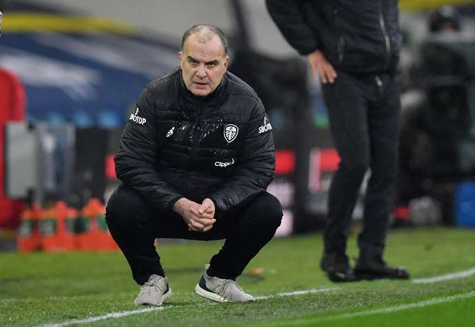 3. Leeds United. Tân binh EPL được truyền thông đánh giá cao ở khả năng triển khai bóng nhanh và gây áp lực liên tục về phía khung thành đối thủ. Tuy nhiên, việc bộ đôi hậu vệ cánh dâng quá cao trong các tình huống tham gia tấn công cũng ảnh hưởng rất nhiều đến khả năng phòng ngự của họ.